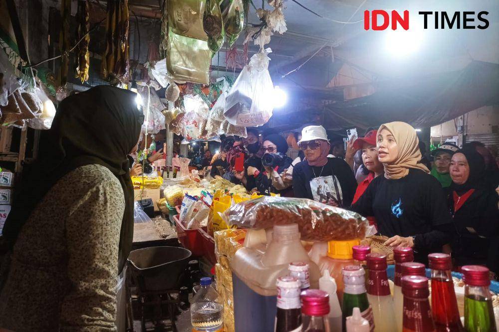 Istri Calon Presiden (Capres) nomor 3 Ganjar Pranowo, Siti Atikoh, blusukan Pasar Rau, Serang, Banten. (IDN Times/Dini Suciatiningrum)