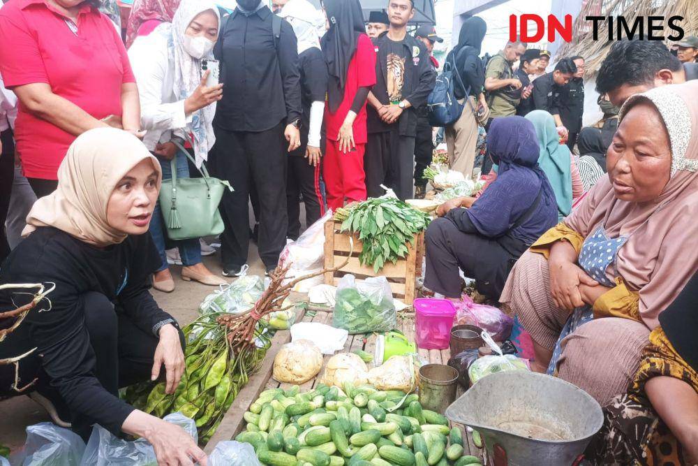 Istri Calon Presiden (Capres) nomor 3 Ganjar Pranowo, Siti Atikoh, blusukan Pasar Rau, Serang, Banten. (IDN Times/Dini Suciatiningrum)