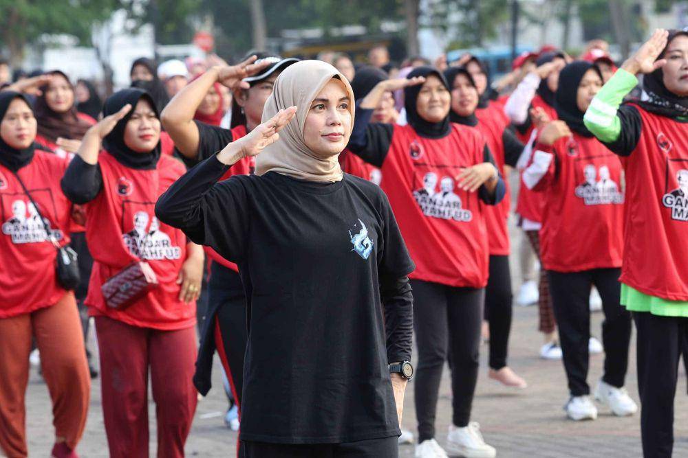 Istri Calon Presiden (Capres) nomor 3 Ganjar Pranowo, Siti Atikoh mengikuti Senam Indonesia Cinta Tanah Air (Sicita) yang digelar di  alun-alun Kota Serang, Banten, Senin (11/12/2023). (dok. PDIP)