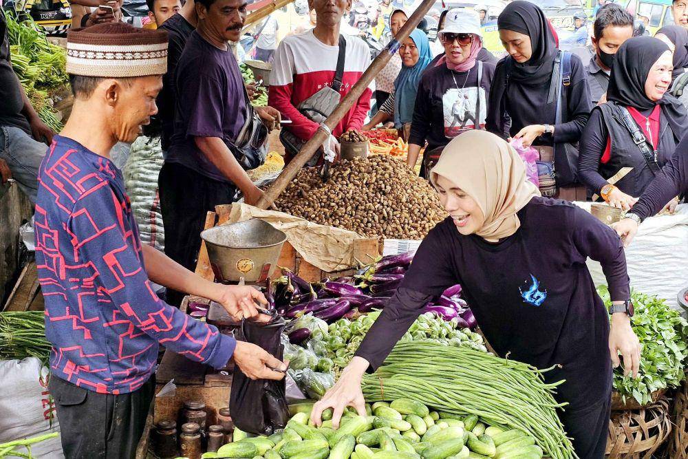 Istri Calon Presiden (Capres) nomor 3 Ganjar Pranowo, Siti Atikoh, blusukan Pasar Rau, Serang, Banten. (dok. PDIP)