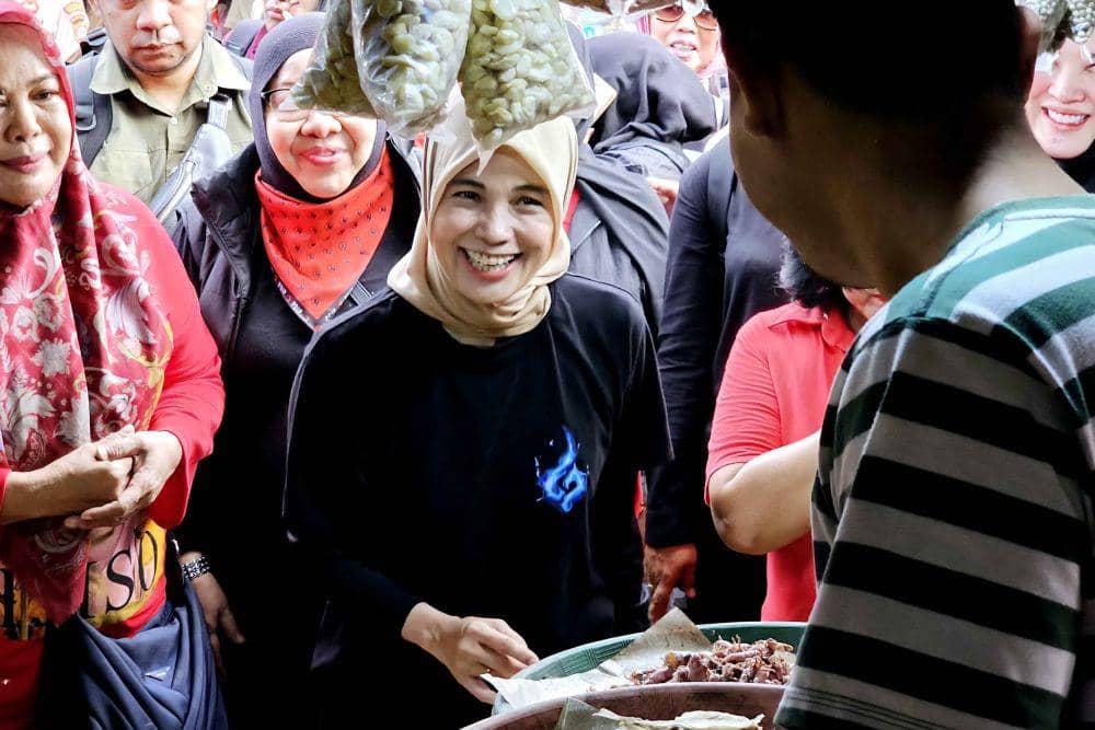 Istri Calon Presiden (Capres) nomor 3 Ganjar Pranowo, Siti Atikoh, blusukan Pasar Rau, Serang, Banten. (dok. PDIP)
