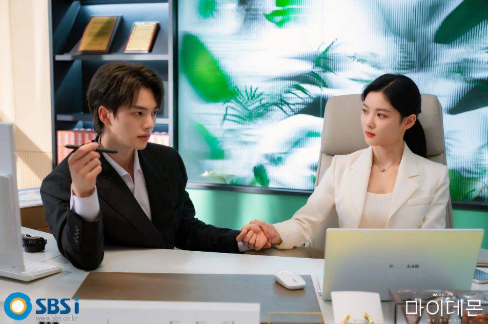 Jeong Gu Won (Song Kang) dan Do Do Hee (Kim Yoo Jung) di drama My Demon (dok. SBS/My Demon)