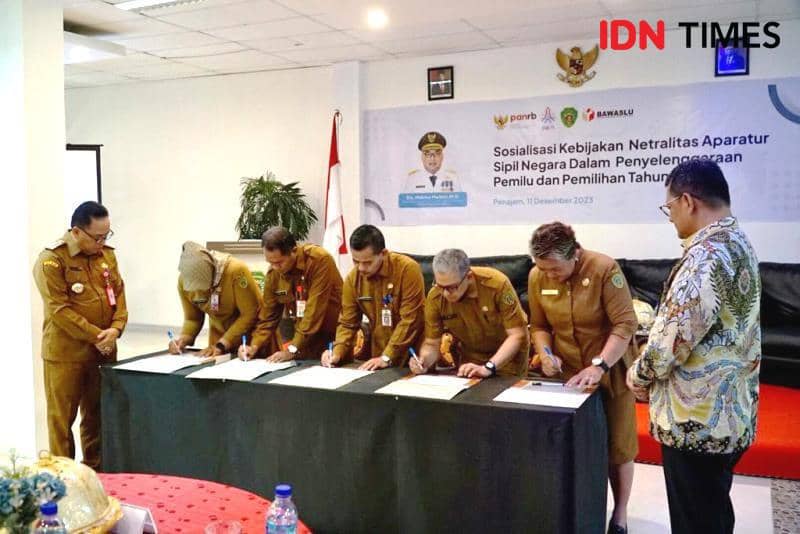 Sekda PPU, Tohar bersama para pejabat Pemkab PPU tandatangani pernyataan netralitas dalam Pemilu (IDN Times/Ervan)