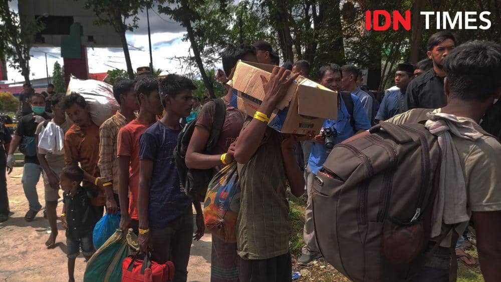 Seratusan Pengungsi Rohingya Bermalam di Depan Kantor Gubernur Aceh