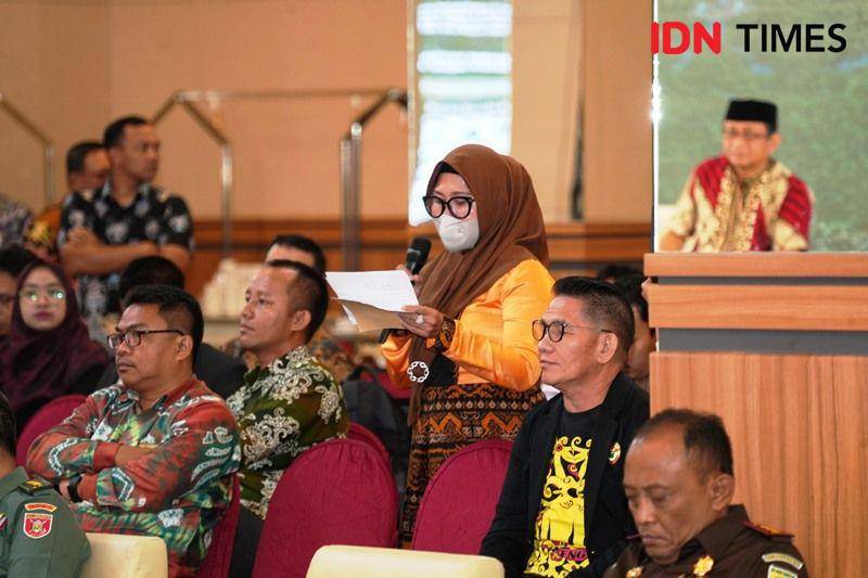 Salah satu peserta sosialisasi mengajukan tanggapan terkait UU Nomor 21 tahun 2023. Foto Humas OIKN (IDN Times/Ervan)