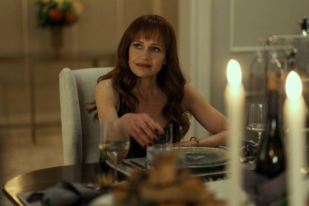 Carla Gugino dalam serial The Fall of the House of Usher (dok. Netflix/The Fall of the House of Usher)