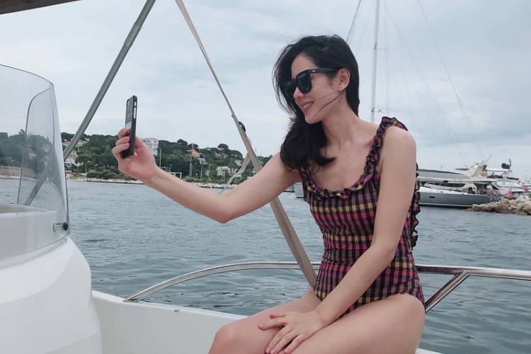 potret Son Ye Jin di sebuah kapal pesiar. (instagram.com/yejinhand)