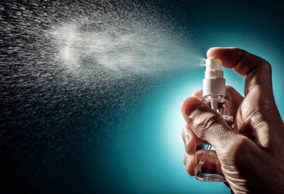 ilustrasi penggunaan face mist (istockphoto.com/LeMusique)
