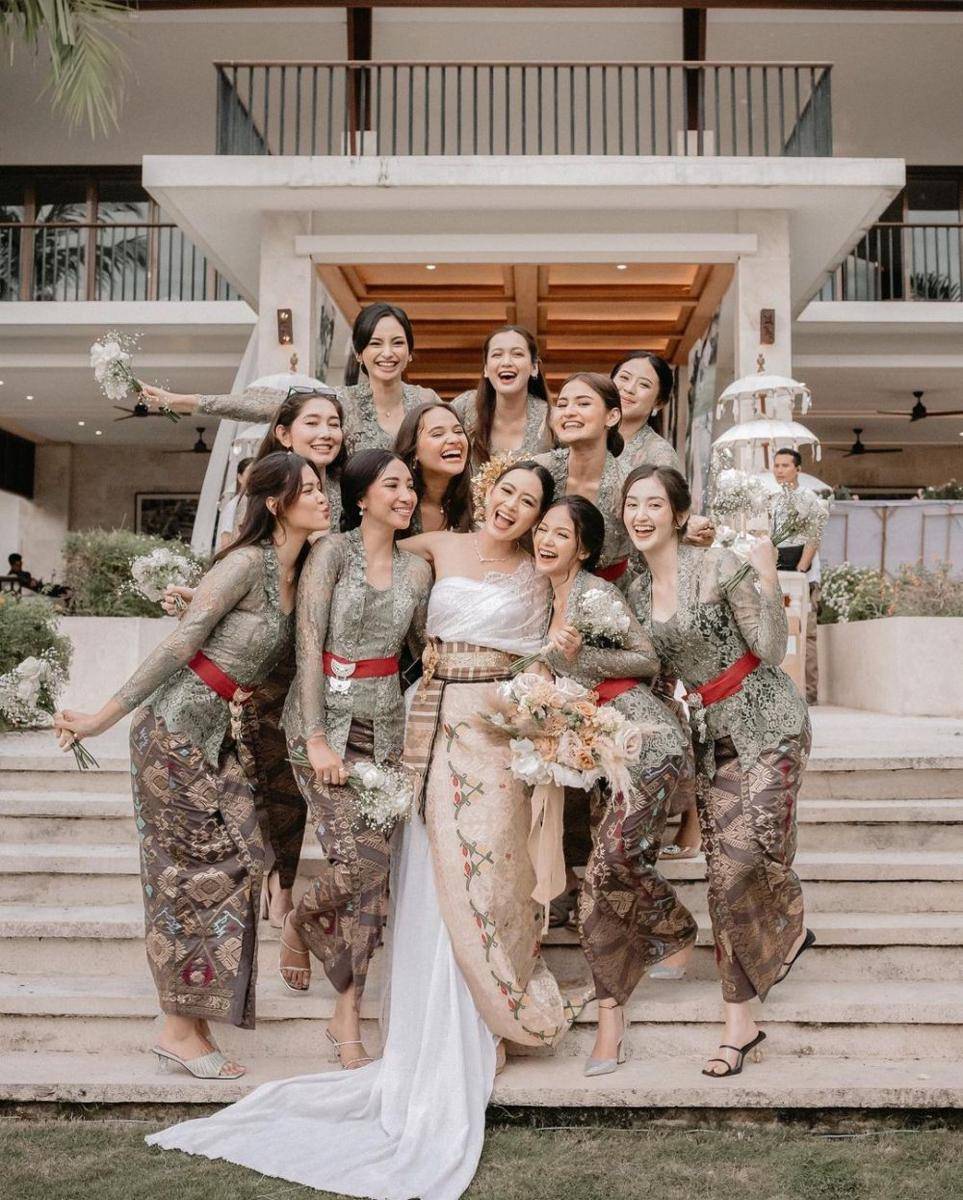 Busana bridesmaid 2023. (instagram.com/rebeccatamara)