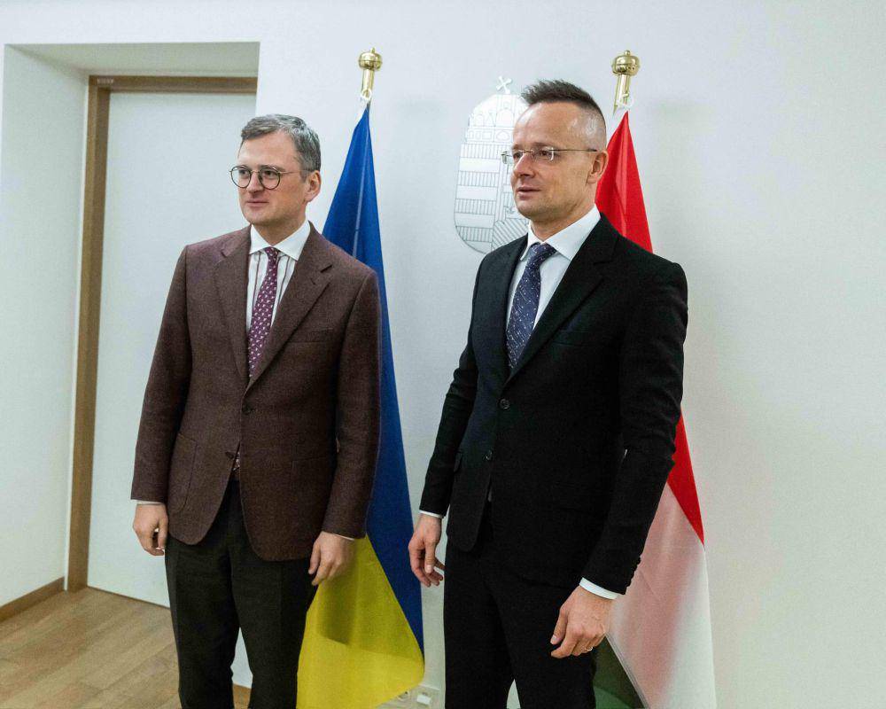 Menlu Hungaria Peter Szijjarto (kanan) saat bertemu dengan Menlu Ukraina Dmytro Kuleba (kiri), Senin (11/12/2023). (facebook.com/szijjarto.peter.official)