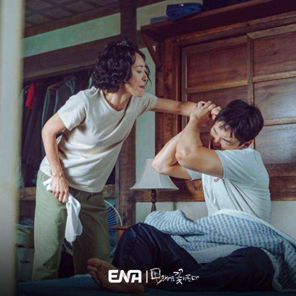 cuplikan drama Like Flowers in Sand (instagram.com/channel.ena.d)