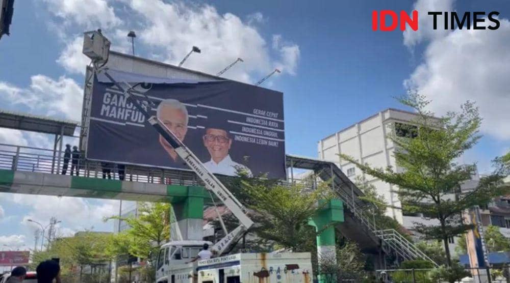 Alat Peraga Kampanye ditemukan dipasang di tempat fasilitas publik atau di Jalan Protokol. (IDN Times/Teri).