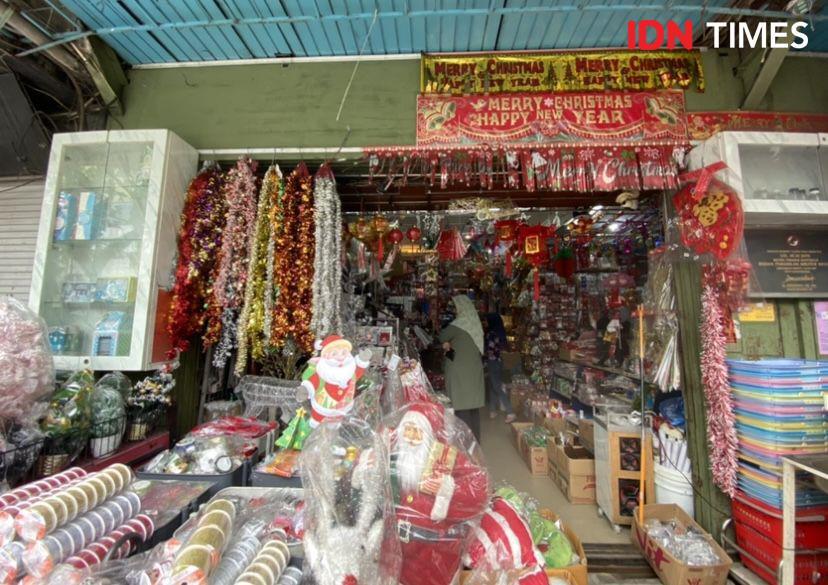 Aksesoris Natal Acai Jaya Diserbu, Ada Patung Santa Claus 2 Meter
