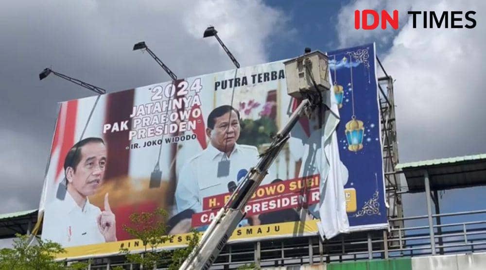 Ditemukan Alat Peraga Kampanye di jalan protokol Pontianak. (IDN Times/Teri).