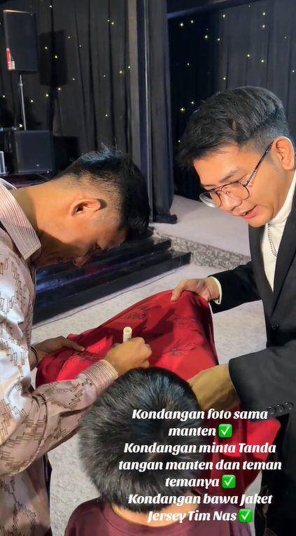 potret Angga Putra dapat foto dan tanda tangan pemain timnas di pernikahan Egy dan Adiba (tiktok.com/anggaptrh10)