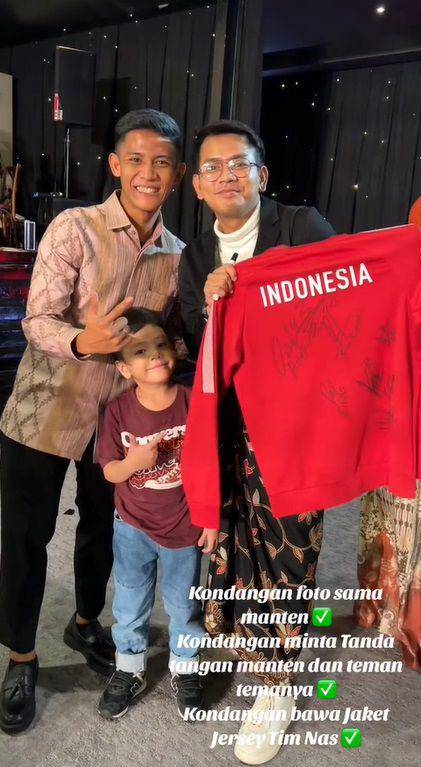 potret Angga Putra dapat foto dan tanda tangan pemain timnas di pernikahan Egy dan Adiba (instagram.com/anggaptrh10)