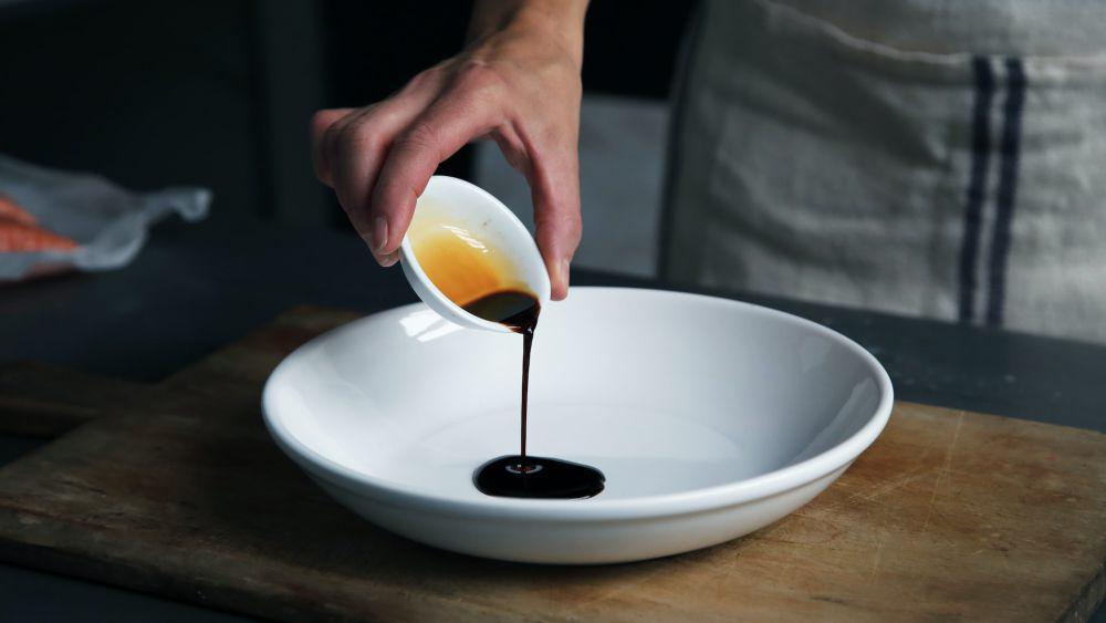 ilustrasi menuangkan kecap (unsplash.com/CA Creative)