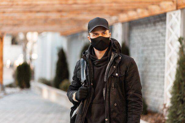Masker melengkapi fashion pria di tahun 2020 (Freepik.com/Alones)