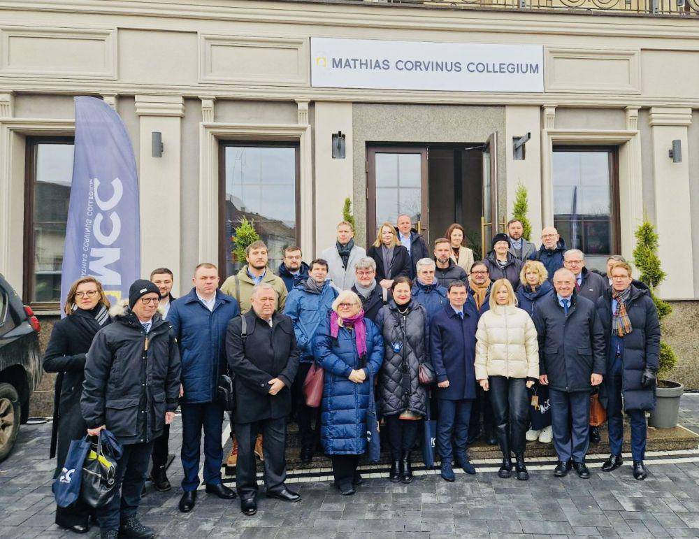 Kunjungan Duta Besar Uni Eropa di Kiev ke Zakarpattia, Senin (11/12/2023). (twitter.com/kmathernova)