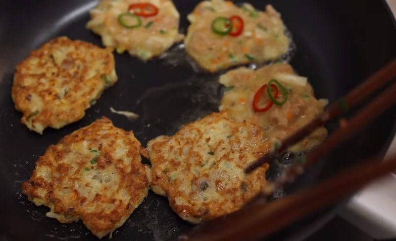 ilustrasi menggoreng chamchijeon (YouTube.com/Aaron and Claire)