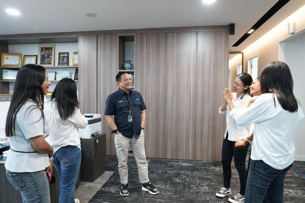 PNM memberangkatkan karyawan kristiani dari Kupang dan Flores, Nusa Tenggara Timur untuk Wisata Religi ke Vatikan dan beberapa destinasi di Eropa Barat pada Sabtu (09/12) lalu. (Dok. PNM)