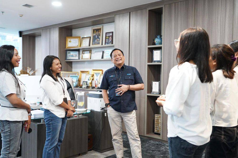 PNM memberangkatkan karyawan kristiani dari Kupang dan Flores, Nusa Tenggara Timur untuk Wisata Religi ke Vatikan dan beberapa destinasi di Eropa Barat pada Sabtu (09/12) lalu. (Dok. PNM)