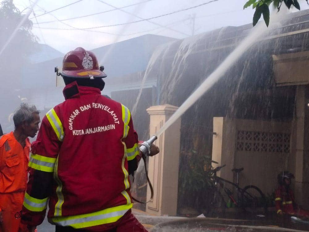 Proses pemadaman di lokasi kebakaran di Banjarmasin.