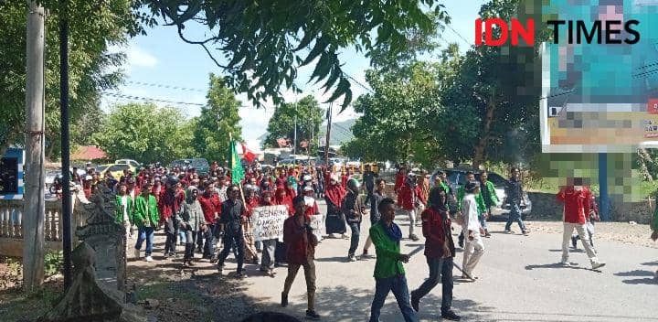 Massa saat tiba di Polres Bima (IDN Times/Juliadin)