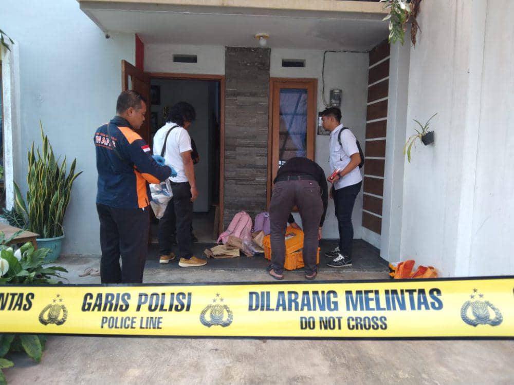 Polisi melakukan olah TKP kasus satu keluarga tewas di Malang. (IDN Times/Rizal Adhi Pratama)