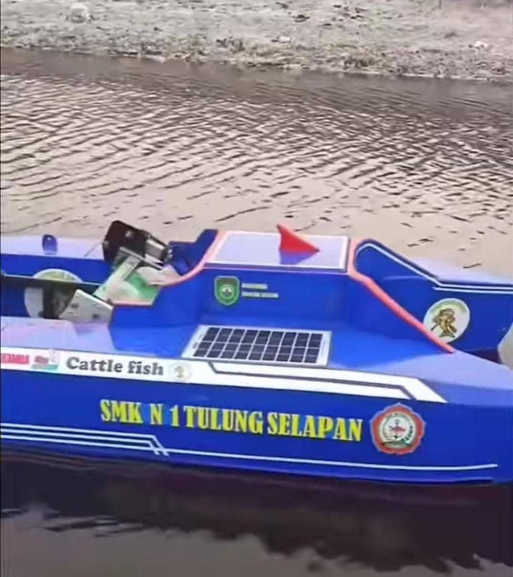 Guru SMK di OKI Ciptakan Kapal Pengangkut Ratusan Kilo Sampah Per Hari