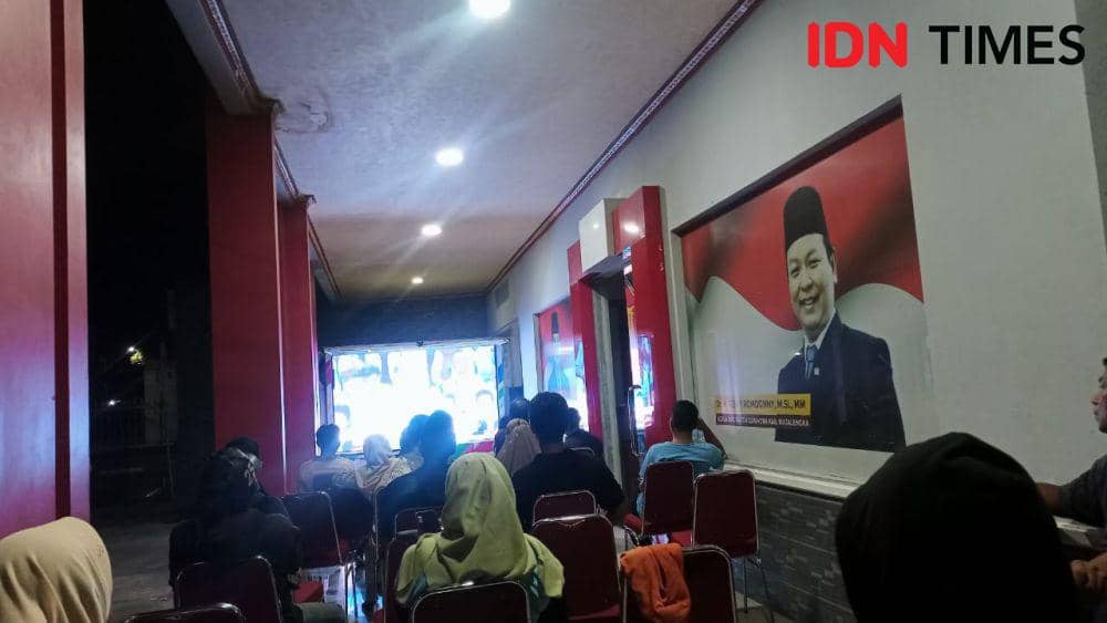 Inin Nastain IDN Times/ sejumlah warga nobar debat