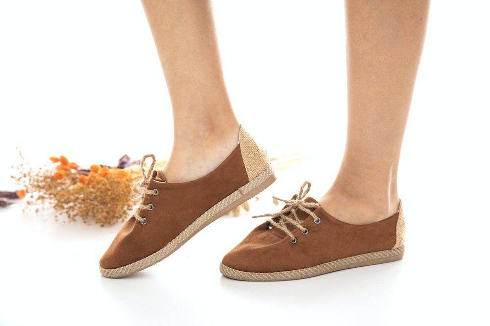 ilustrasi memakai sepatu (pexels.com/Engin Akyurt)