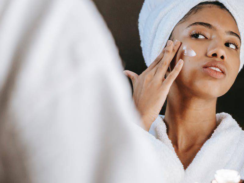 ilustrasi seorang wanita memakai sunscreen di wajah (pexels.com/Sora Shimazaki)