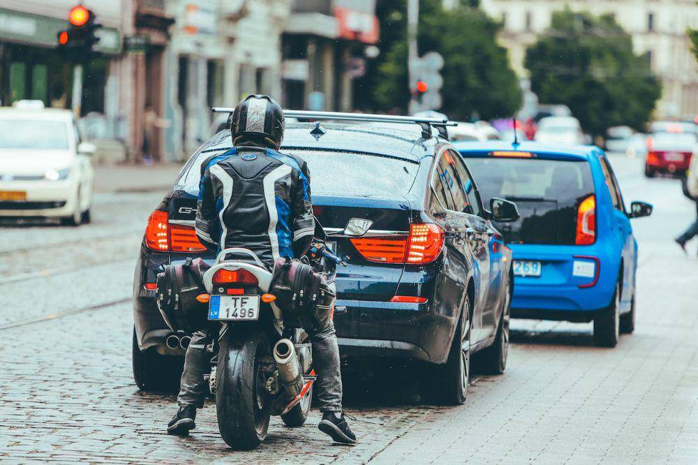 ilustrasi pengendara motor (pexels.com/Vlad Fonsark)
