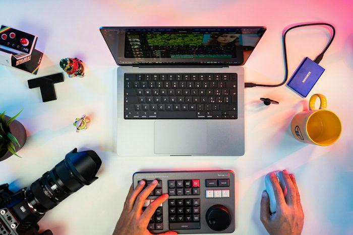 Ilustrasi Content Creator (unsplash.com/@theregisti)