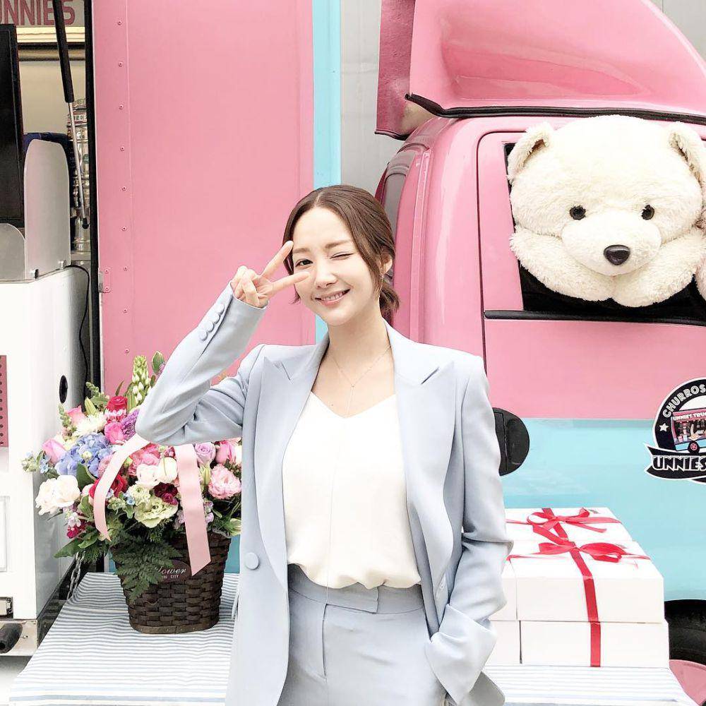 inspirasi outfit office date (instagram.com/rachel_mypark)