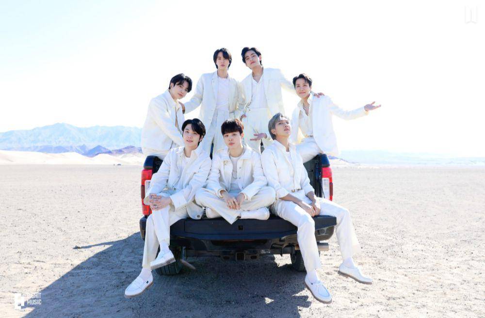 BTS (twitter.com/bts_bighit)
