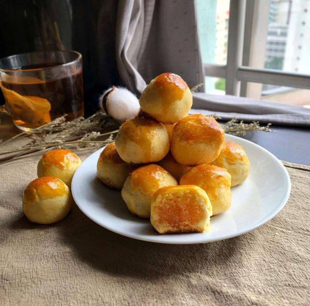 pineapple tarts (instagram.com/bakeomaniac)
