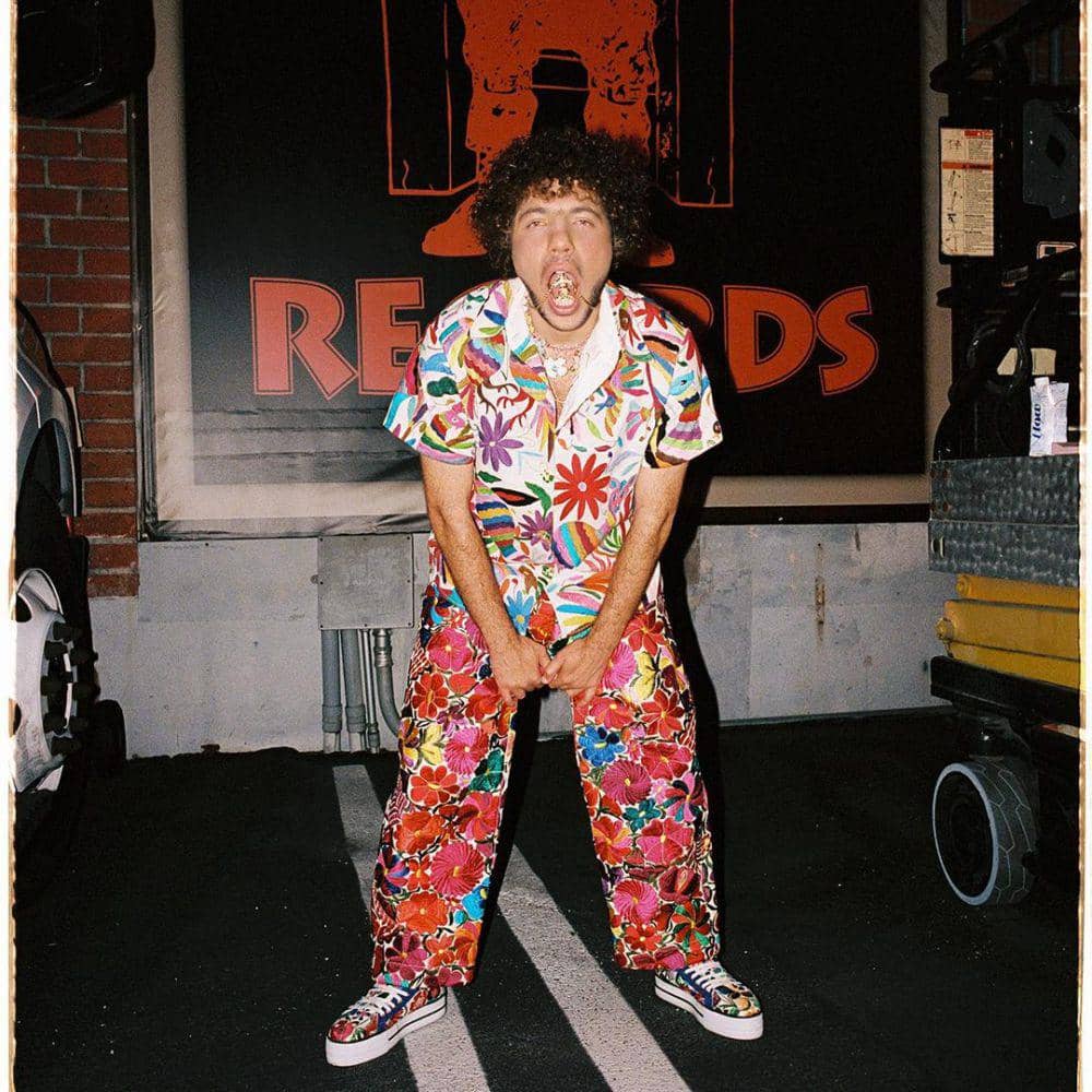 10 Ide Gaya Outfit Colorful ala Benny Blanco, Nyentrik dan Fun Abis!