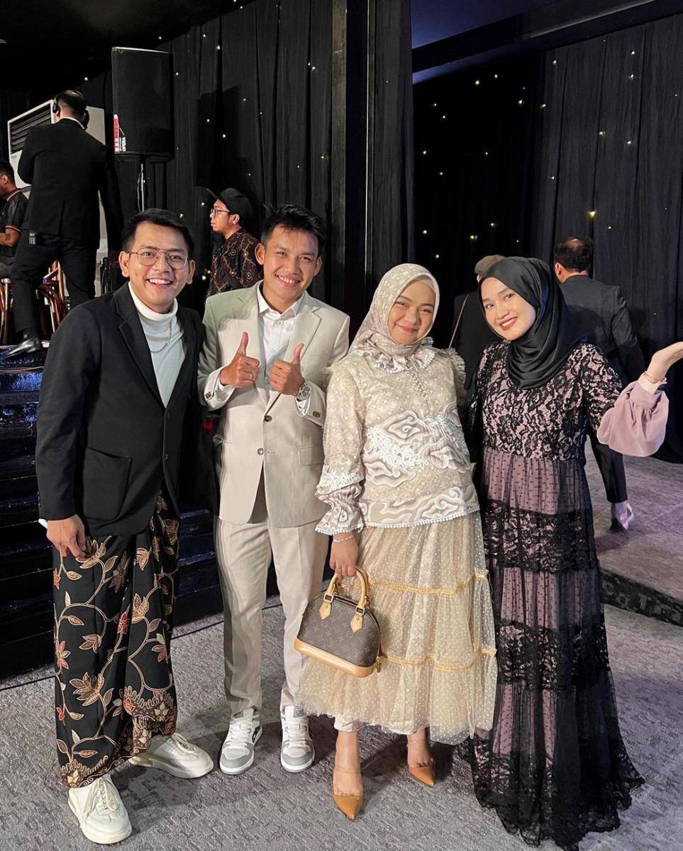 potret Angga Putra dapat foto dan tanda tangan pemain timnas di pernikahan Egy dan Adiba (instagram.com/anggaptrh))