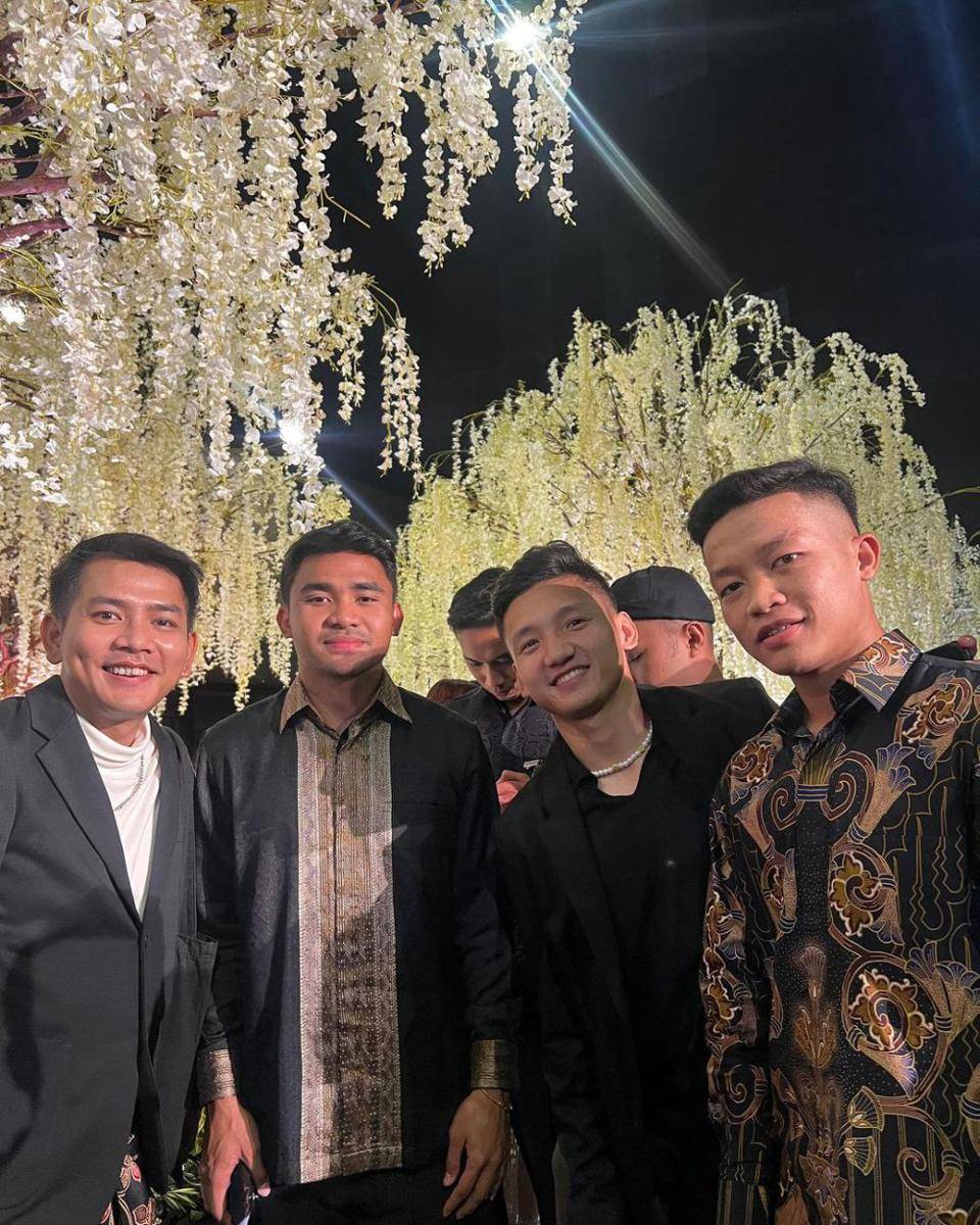 potret Angga Putra dapat foto dan tanda tangan pemain timnas di pernikahan Egy dan Adiba (instagram.com/anggaptrh))