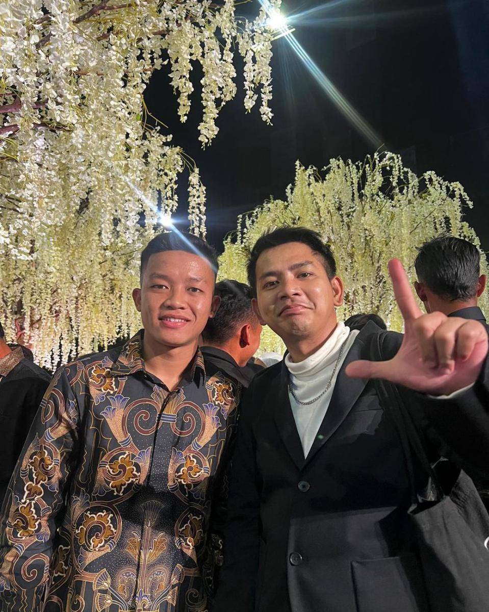 potret Angga Putra dapat foto dan tanda tangan pemain timnas di pernikahan Egy dan Adiba (instagram.com/anggaptrh))