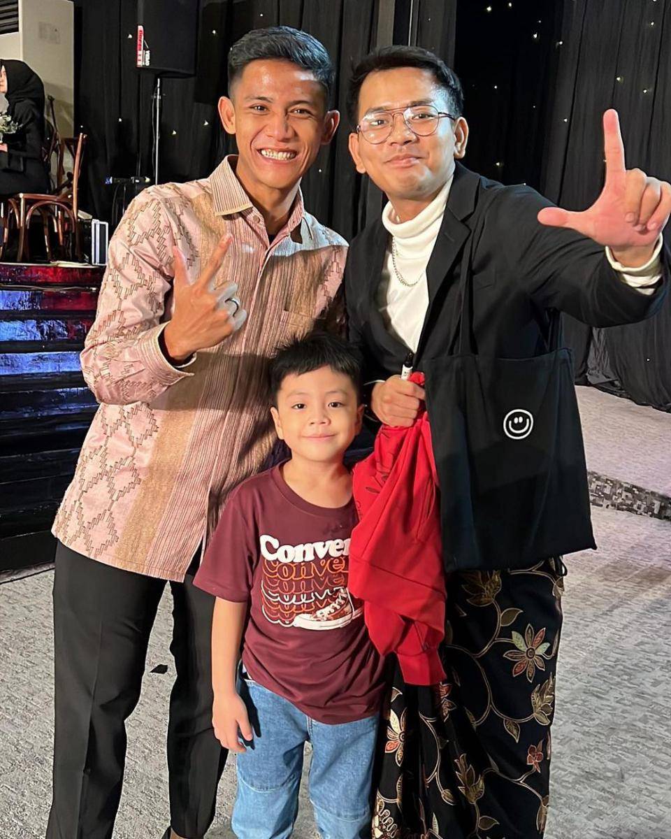 potret Angga Putra dapat foto dan tanda tangan pemain timnas di pernikahan Egy dan Adiba (instagram.com/anggaptrh))