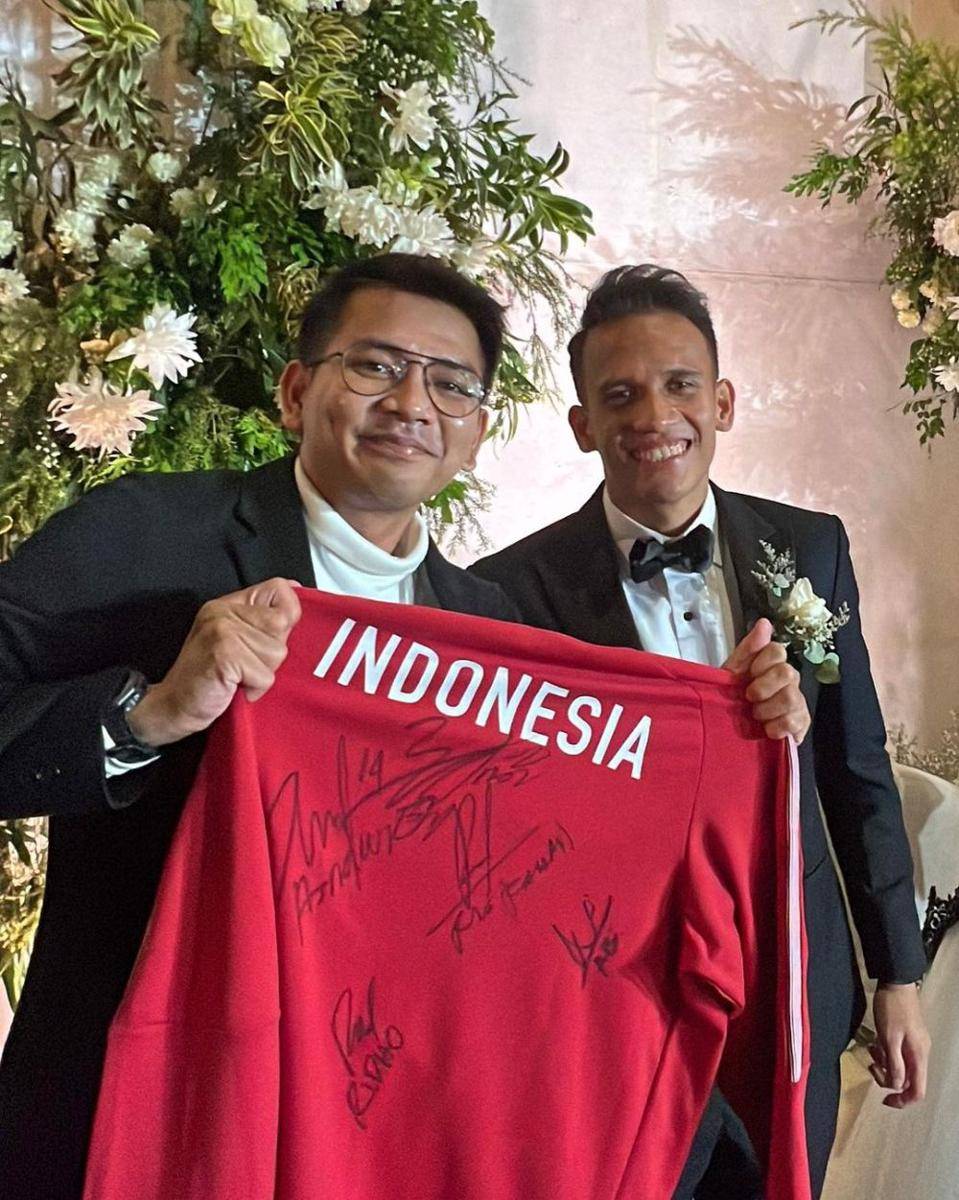 potret Angga Putra dapat foto dan tanda tangan pemain timnas di pernikahan Egy dan Adiba (instagram.com/anggaptrh))