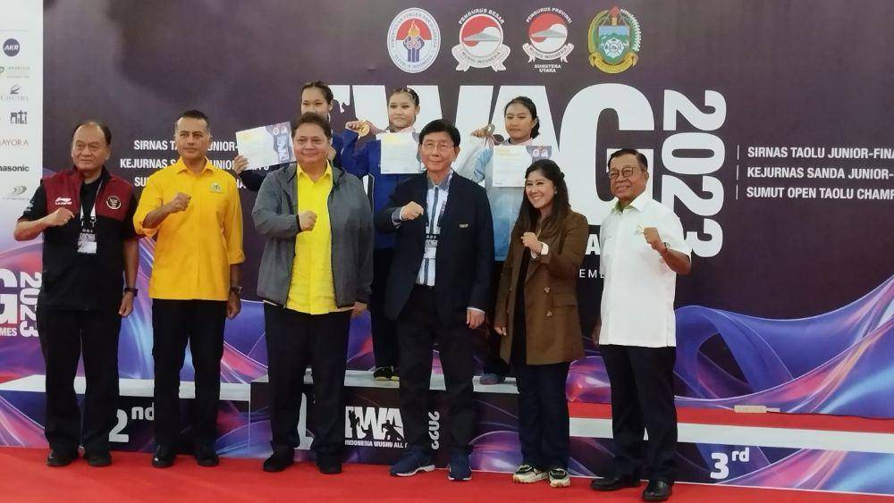 Ketua Umum PB WI Airlangga Hartanto menyerahkan medali kepada pemenang di IWAG 2023 (Dok.Istimewa)