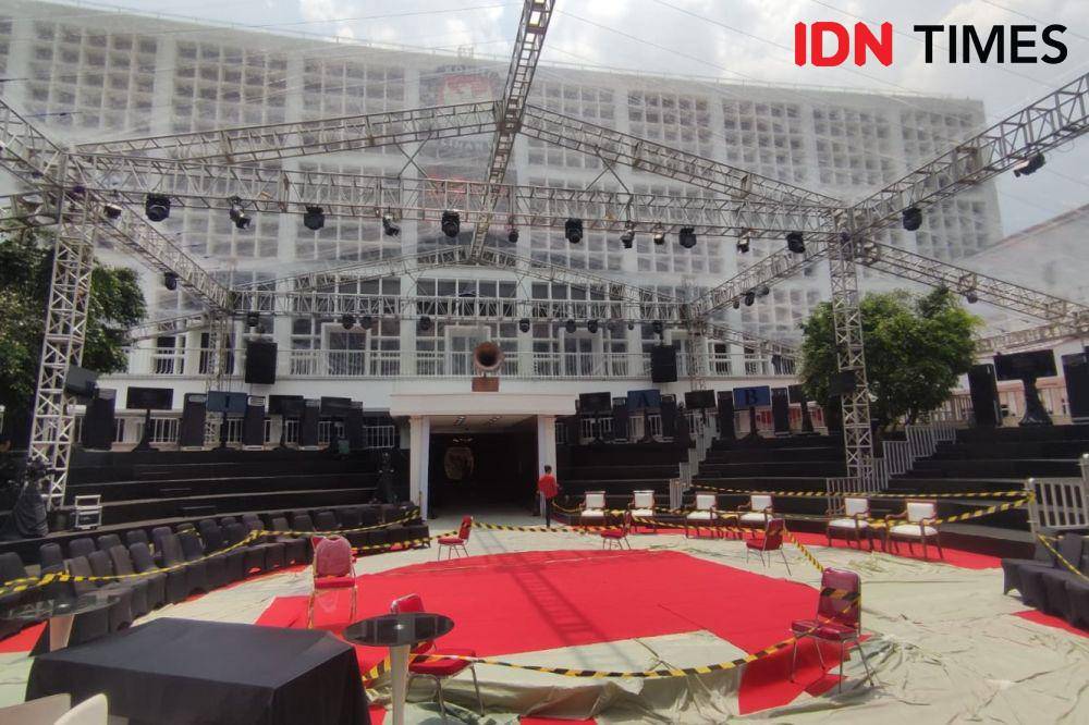 Kondisi panggung jelang debat perdana di Kantor KPU RI, Menteng, Jakarta Pusat, Selasa (12/12/2023). (IDN Times/Yosafat Diva Bayu Wisesa)