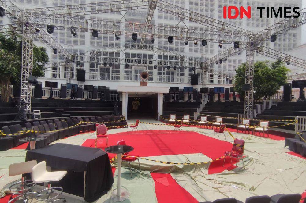 Kondisi panggung jelang debat perdana di Kantor KPU RI, Menteng, Jakarta Pusat, Selasa (12/12/2023). (IDN Times/Yosafat Diva Bayu Wisesa)