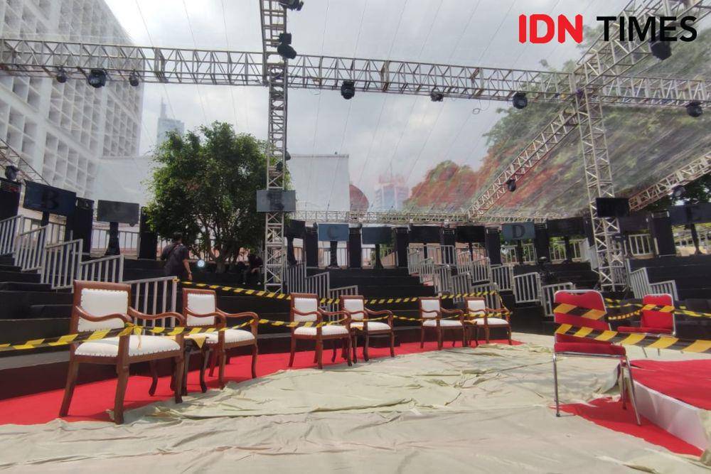 Kondisi panggung jelang debat perdana di Kantor KPU RI, Menteng, Jakarta Pusat, Selasa (12/12/2023). (IDN Times/Yosafat Diva Bayu Wisesa)