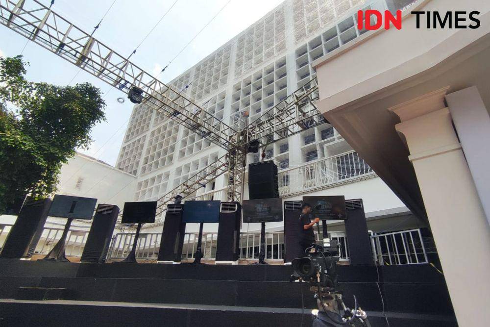 Kondisi panggung jelang debat perdana di Kantor KPU RI, Menteng, Jakarta Pusat, Selasa (12/12/2023). (IDN Times/Yosafat Diva Bayu Wisesa)