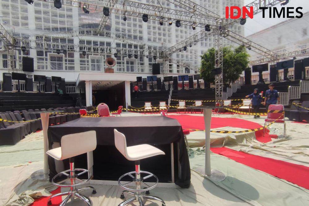 Kondisi panggung jelang debat perdana di Kantor KPU RI, Menteng, Jakarta Pusat, Selasa (12/12/2023). (IDN Times/Yosafat Diva Bayu Wisesa)
